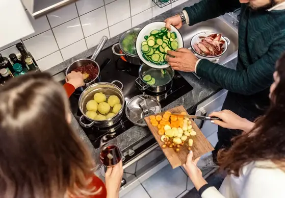 Team kocht gemeinsam