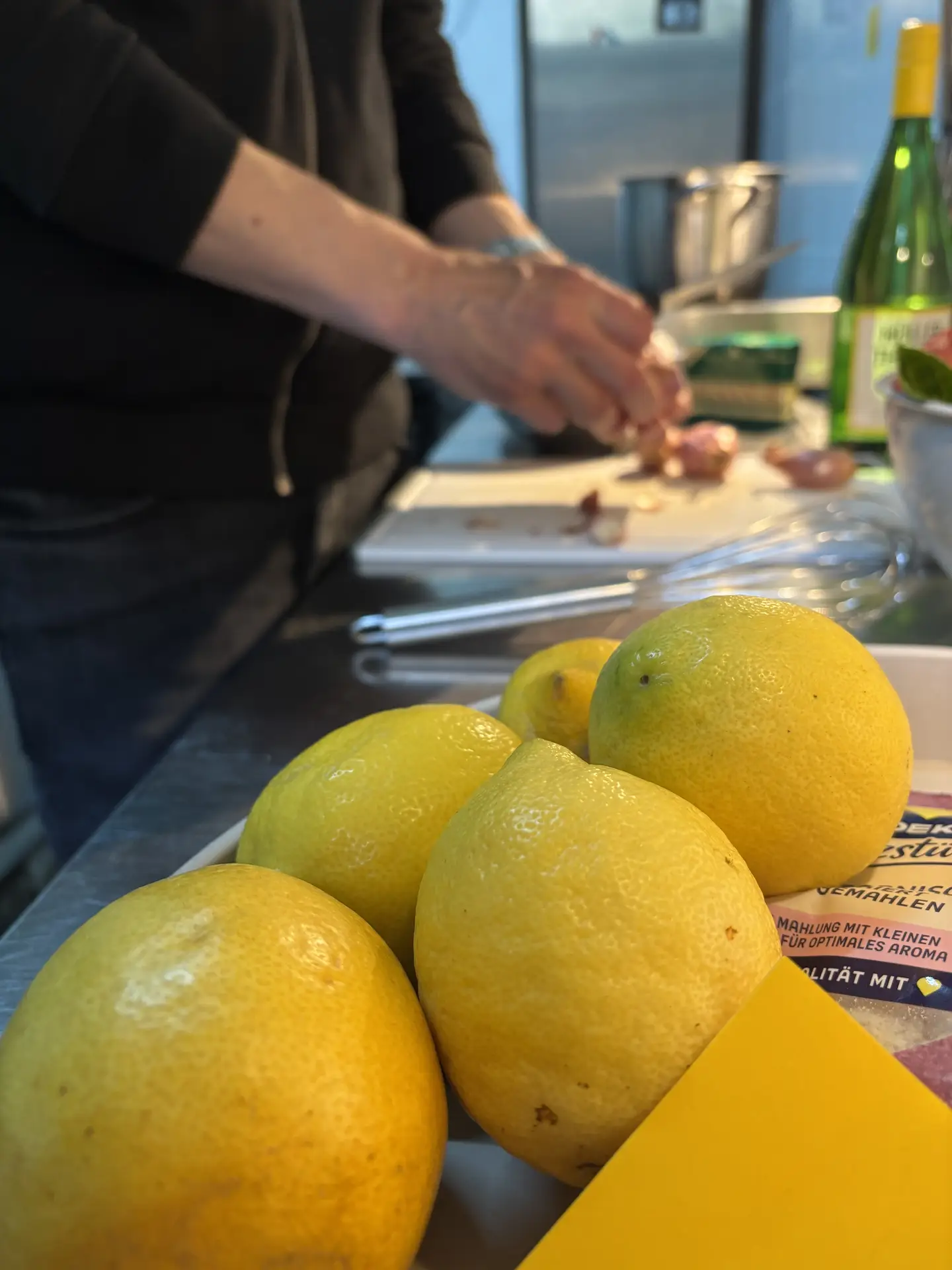Zitronen und arbeitende Hände